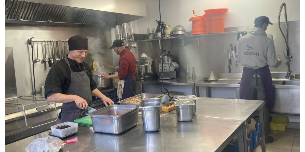 Mathieu Denis Simon Liberelle Et Patricio Jarque Les Trois Associes De Kokken Dans Leur Cuisine De La Rue Pasteur 1744824014